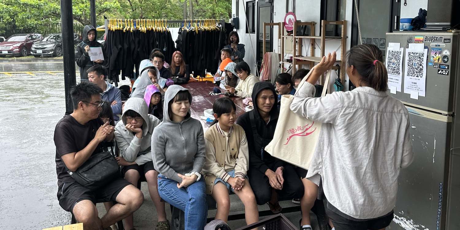志愿者们在垦丁海滩参与心海潜水中心的净滩活动