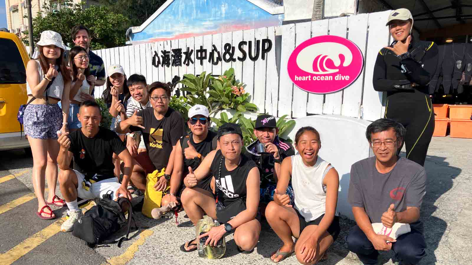 心海大家庭在門口合影：法規的餘溫，是為了讓每個人平安回家