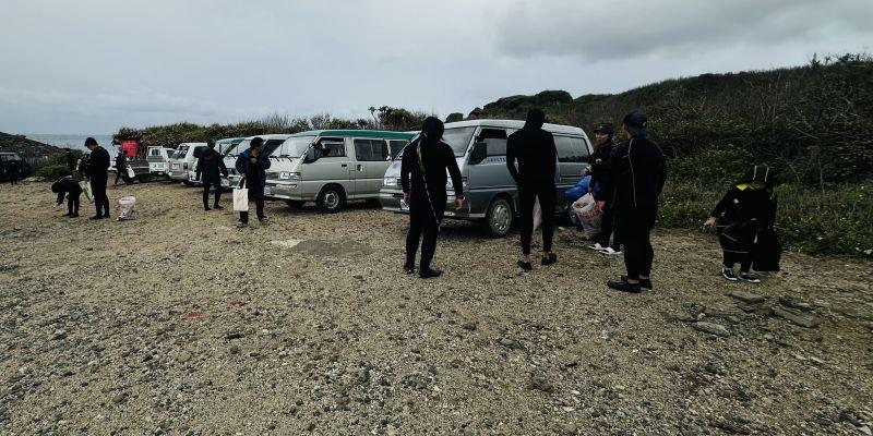 心海潛水團隊與潛水學員一同參與墾丁淨灘活動,共同守護美麗的海洋環境。