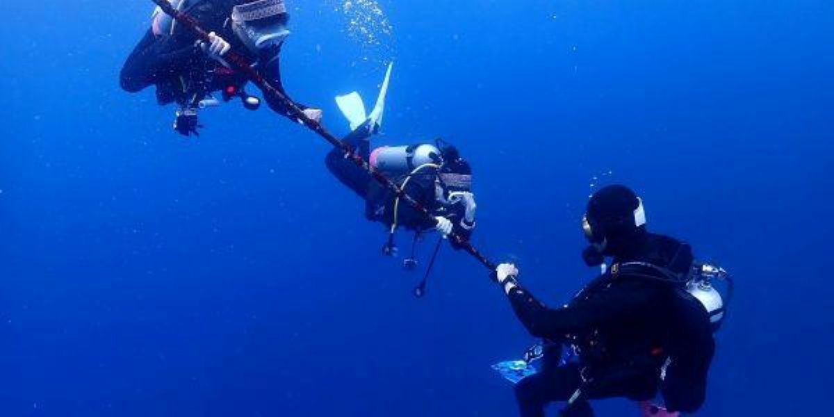 示意圖：心海潛水專業教練指導您進行高氧課程